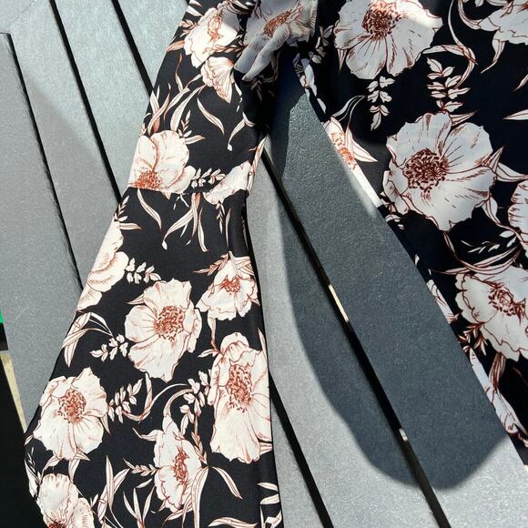 PEACH LOVE women’s blouse size M, with bell sleeves, black floral - Picture 8 of 11